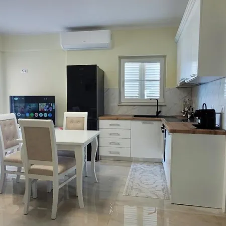 Haus Maximilian * Sarandë