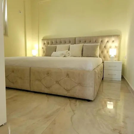 Haus Maximilian * Sarandë