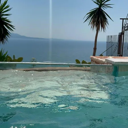 Haus Maximilian * Sarandë